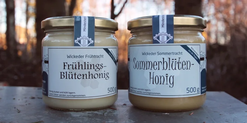 Gläser mit Frühlingsblütenhonig und Sommerblütenhonig der Erbke-Imker